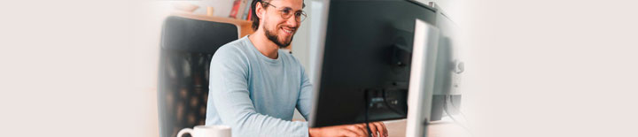 AWS Zertifizierung Mann am PC