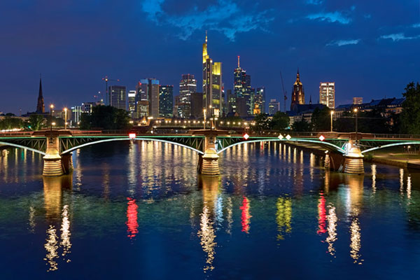 Zwei Biergläser auf dem Römerberg in Frankfurt