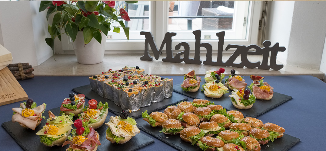 Eine Auswahl belegter Brötchen und herzhafter Snacks