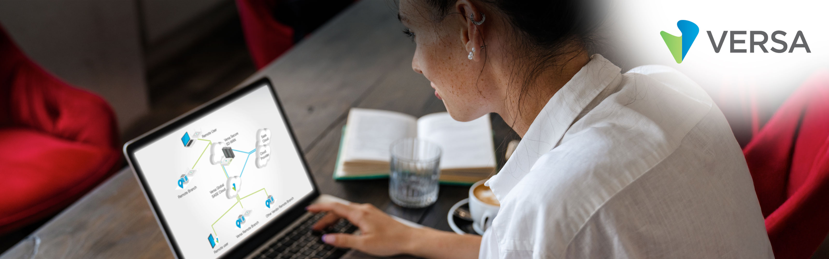 Dame am Laptop macht Versa Networks Training