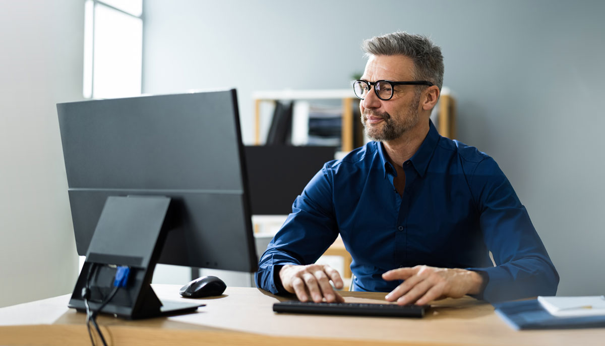 Mann arbeitet an PC und bereitet sich auf Wireshark Zertifizierung vor