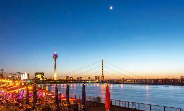 Panorama von Düsseldorf am Abend