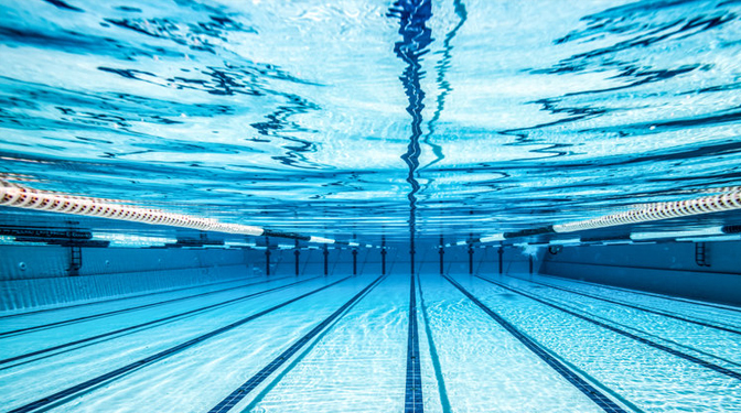Unterwasseraufnahme eines Schwimmbeckens