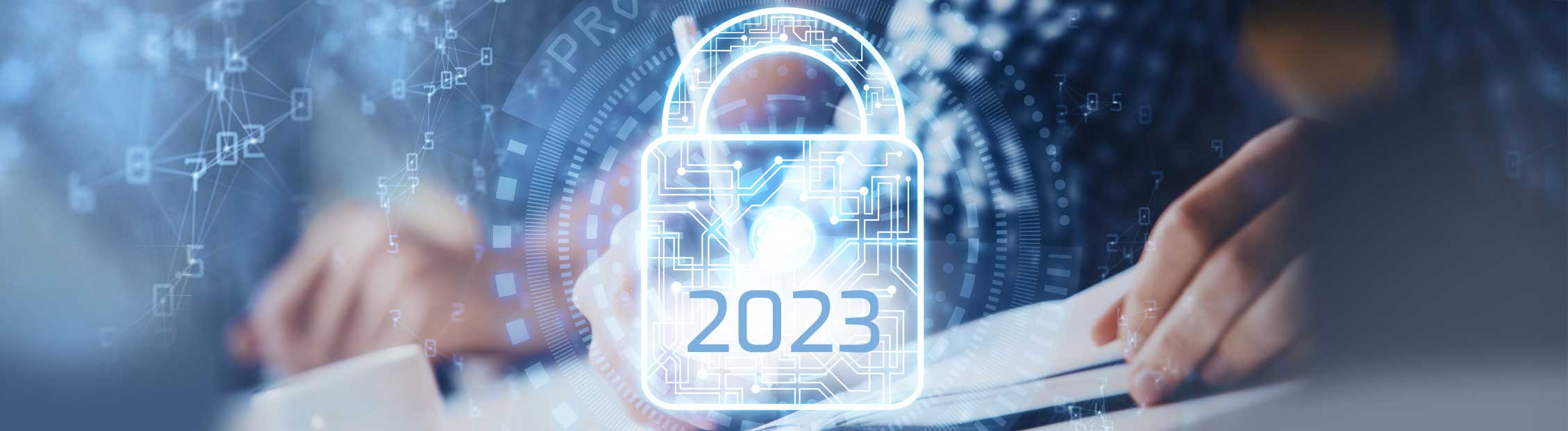 Sicherheitsschloss im Vordergrund, Hand mit Stift im Hintergrund, Fortinet Zertifizierung