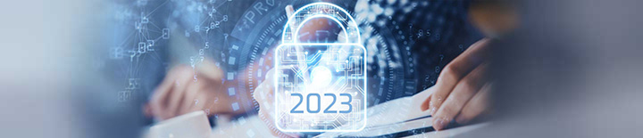 Sicherheitsschloss im Vordergrund, Hand mit Stift im Hintergrund, Fortinet Zertifizierung