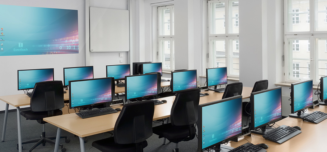 Schulungsraum mit PCs im Training Center Müncheen