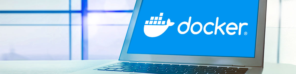 Laptop mit Logo für Docker Kurs
