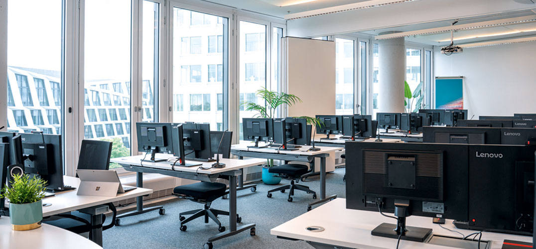Seminarraum mit PCs im Training Center Düsseldorf