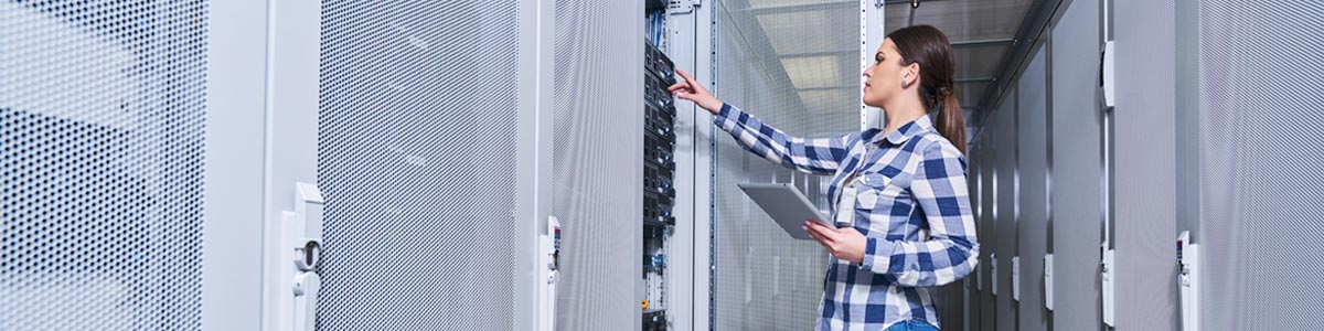IT Consulting: Technikerin arbeitet am Server