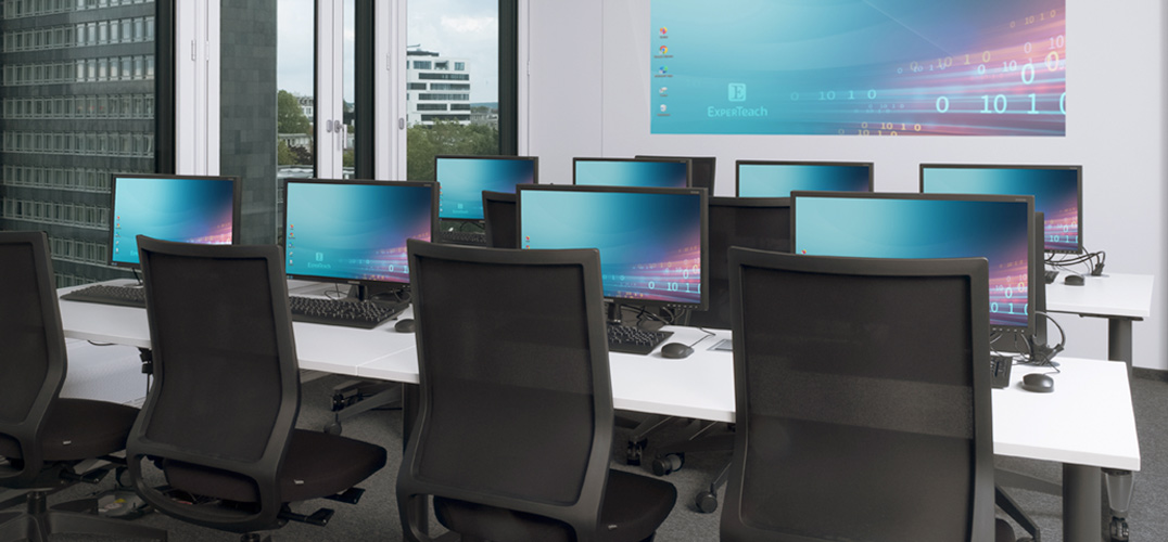 Seminarraum mit PCs im Training Center Düsseldorf