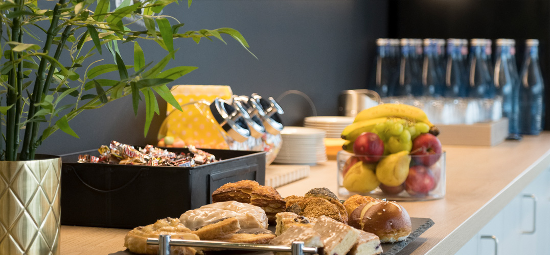 Eine Auswahl von Snacks und Obst im Training Center Düsseldorf