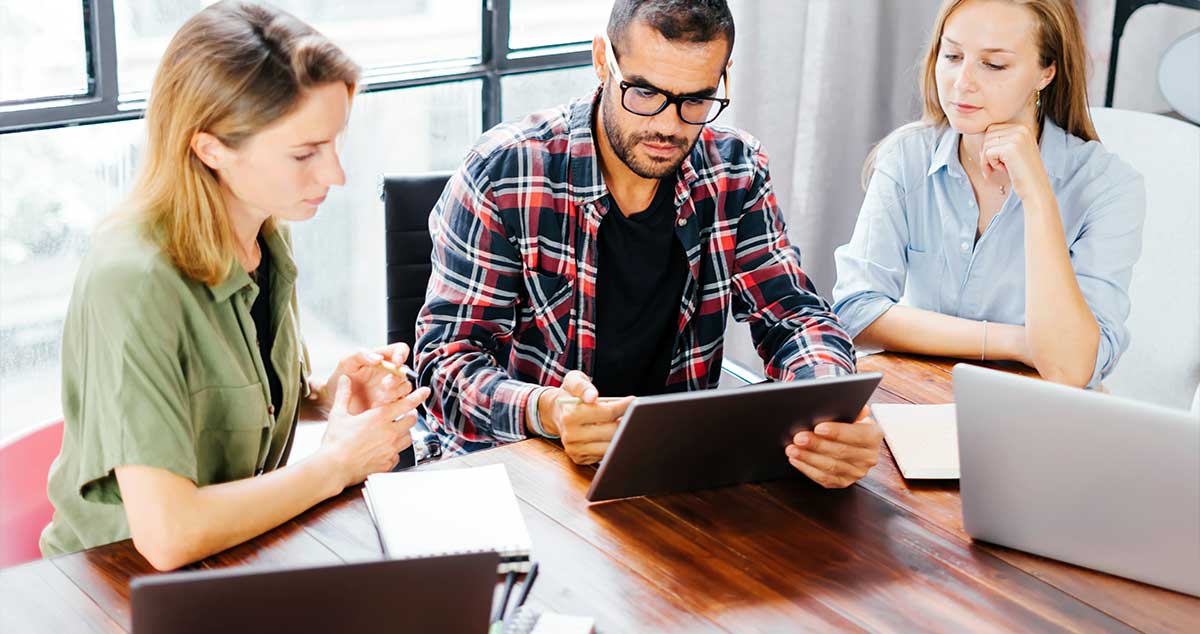 KI Schulungspflicht Personen beim Lernen am Laptop